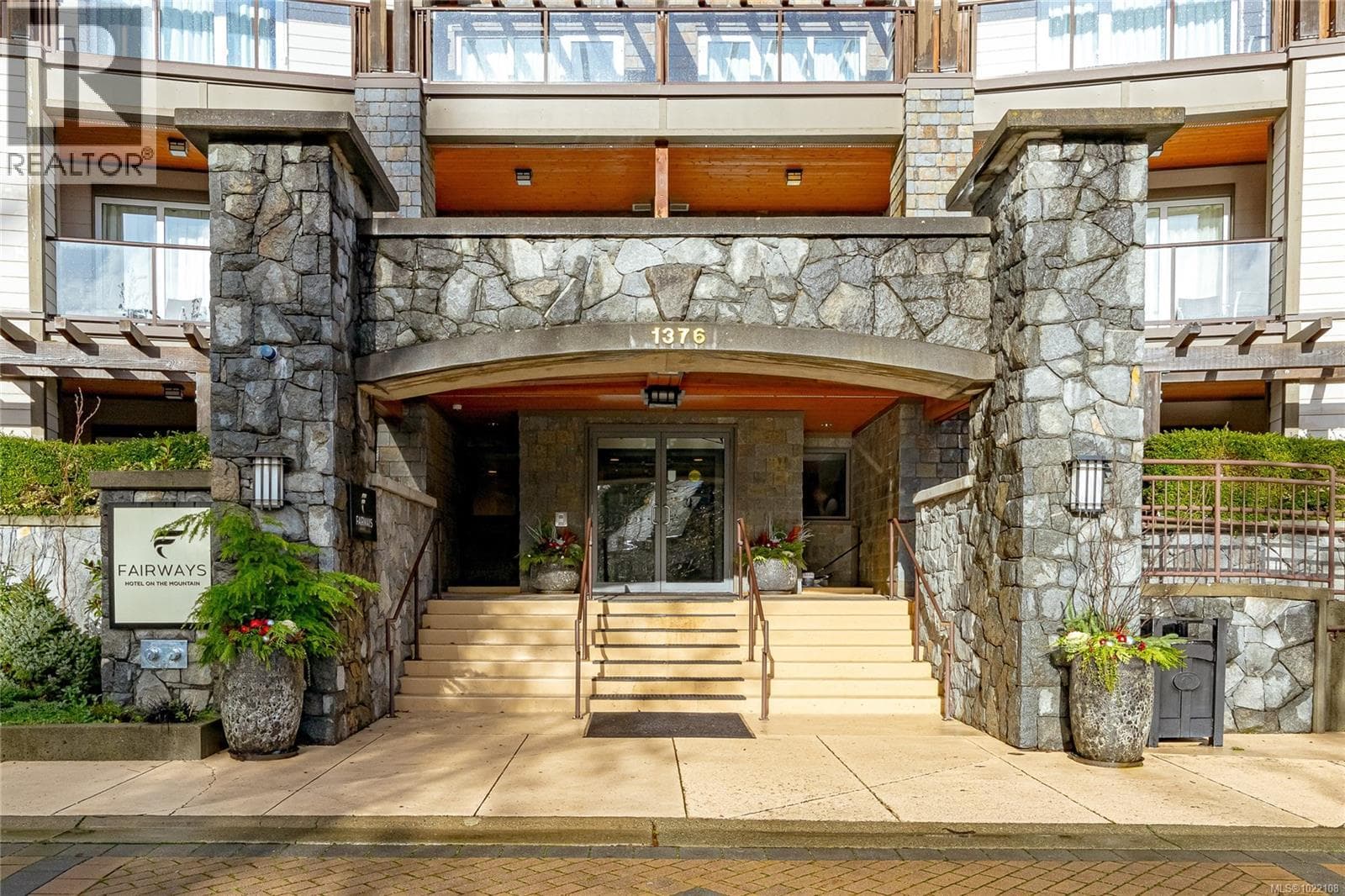 113/115A 1376 Lynburne Pl, Vancouver Island — photo 3
