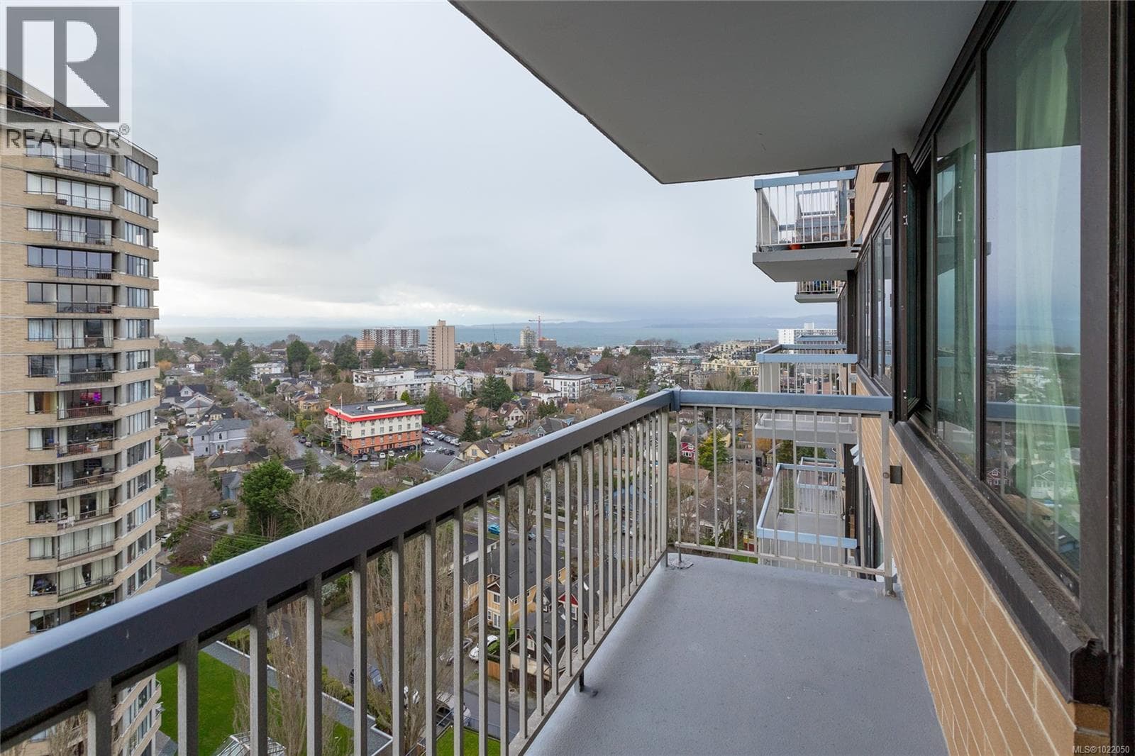 1608 647 Michigan St — photo 4