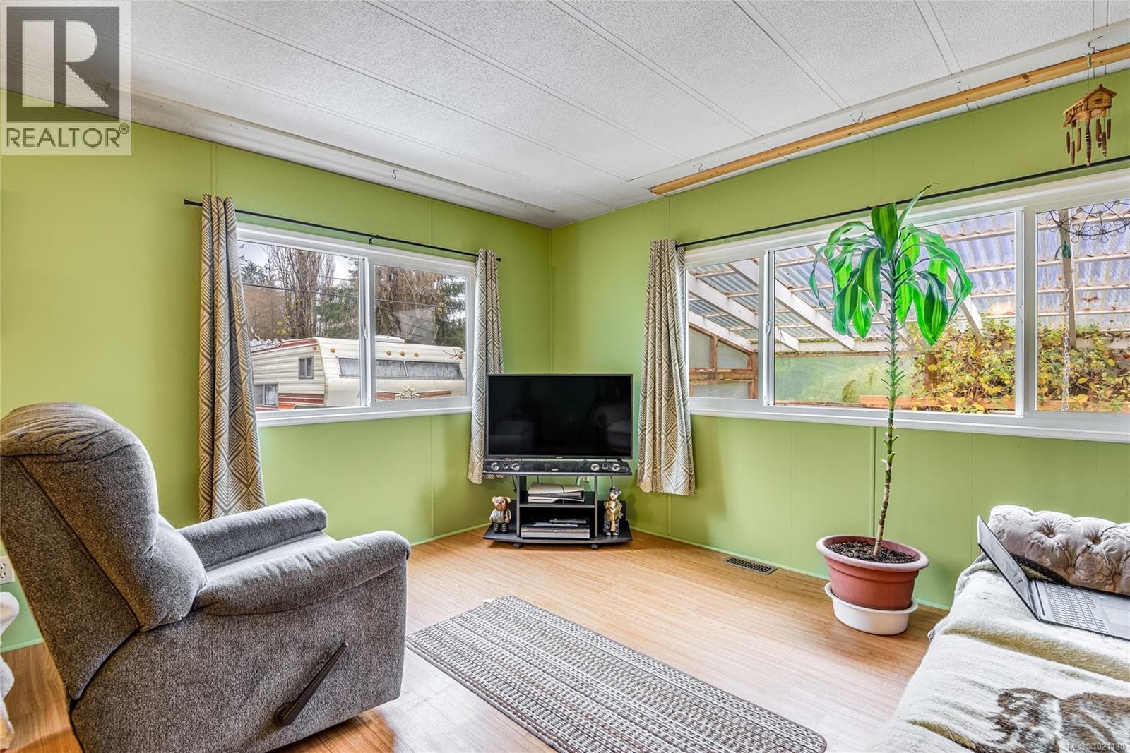 129 Seabreeze Dr N — photo 4