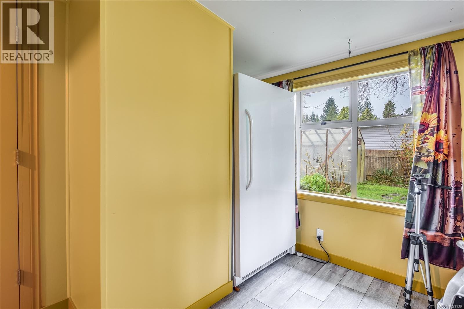 129 Seabreeze Dr N — photo 3