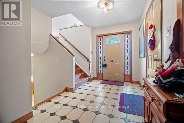 898 MCPHERSON CRESCENT — photo 2