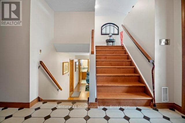 898 MCPHERSON CRESCENT — photo 4