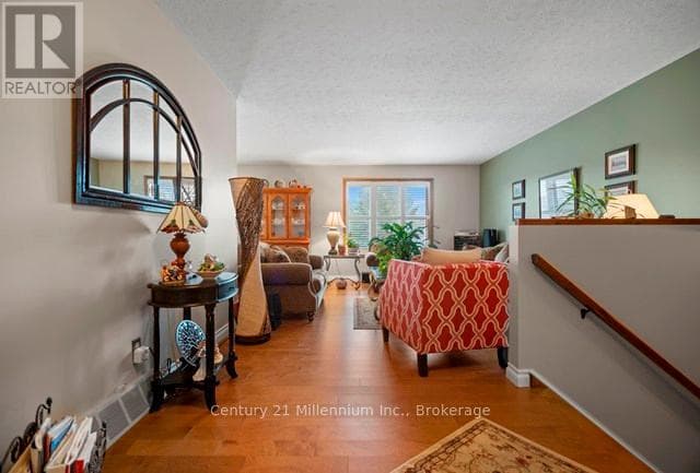 898 MCPHERSON CRESCENT — photo 5