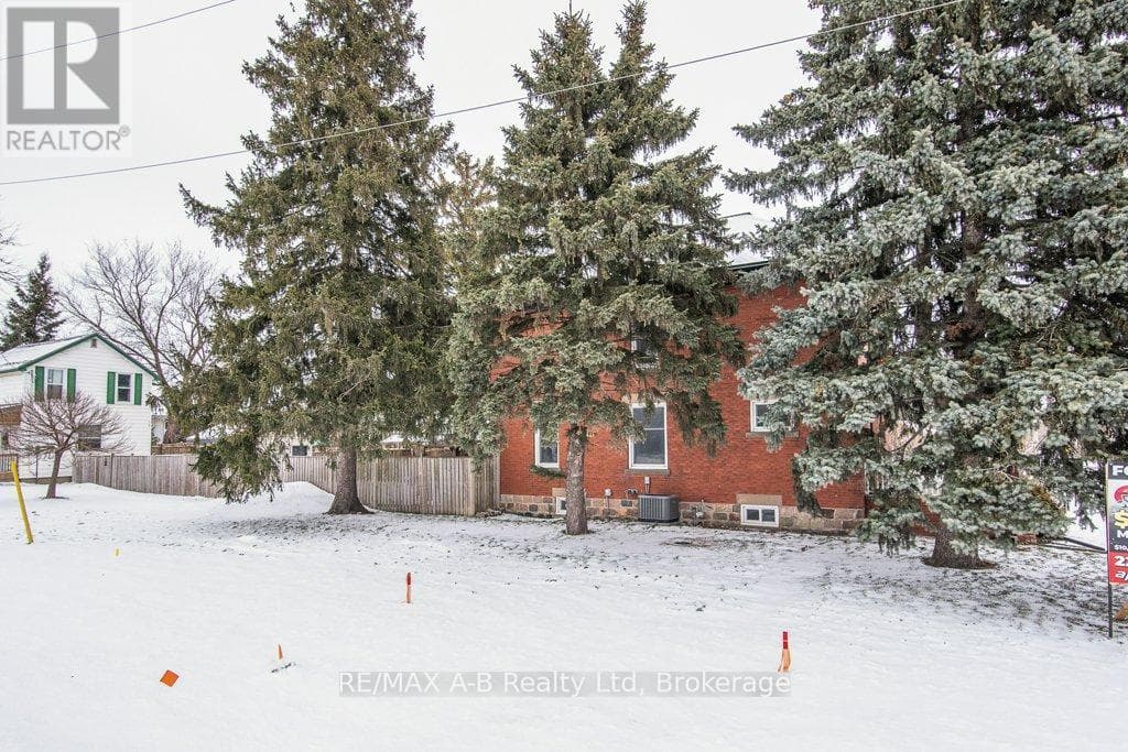2 LOVEYS STREET EAST — photo 3