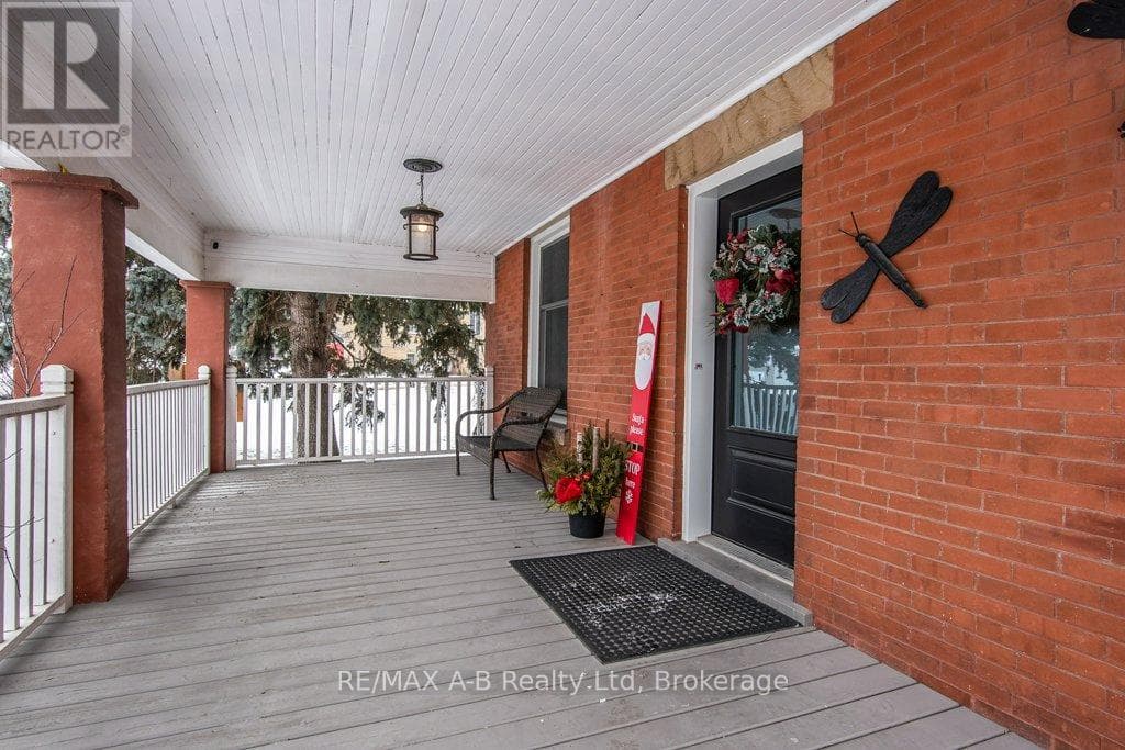2 LOVEYS STREET EAST — photo 4