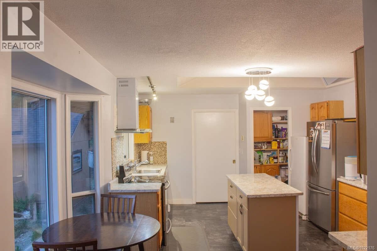 981 Pratt Rd — photo 3