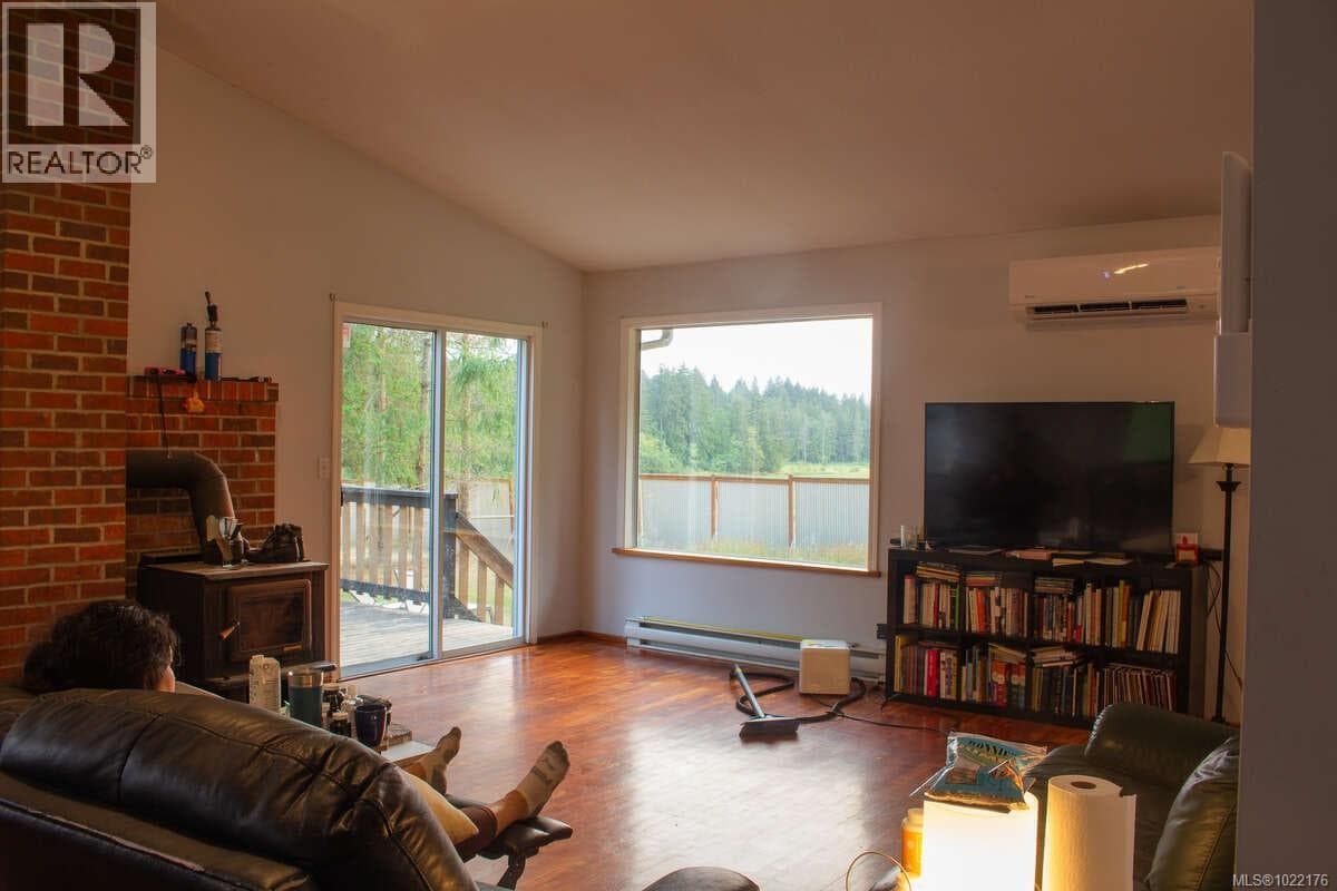 981 Pratt Rd — photo 4