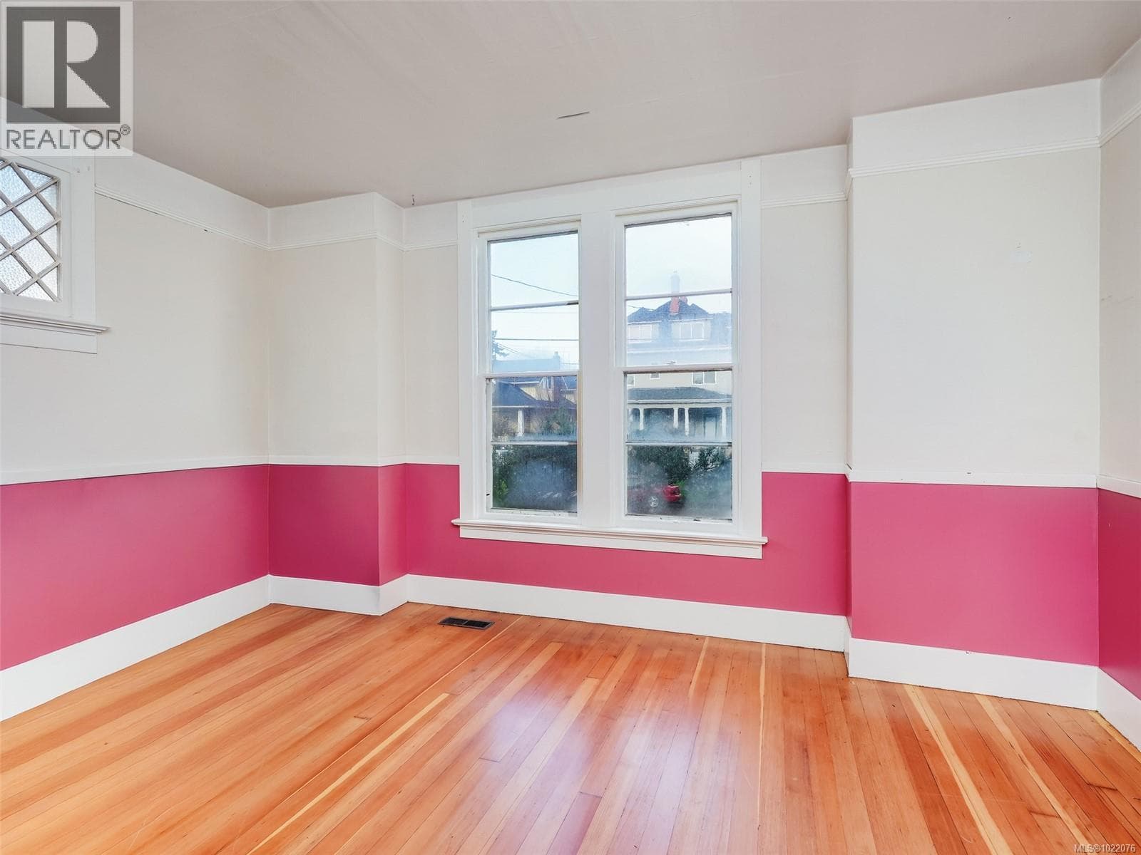 1029 QUEENS AVENUE, Victoria — photo 2