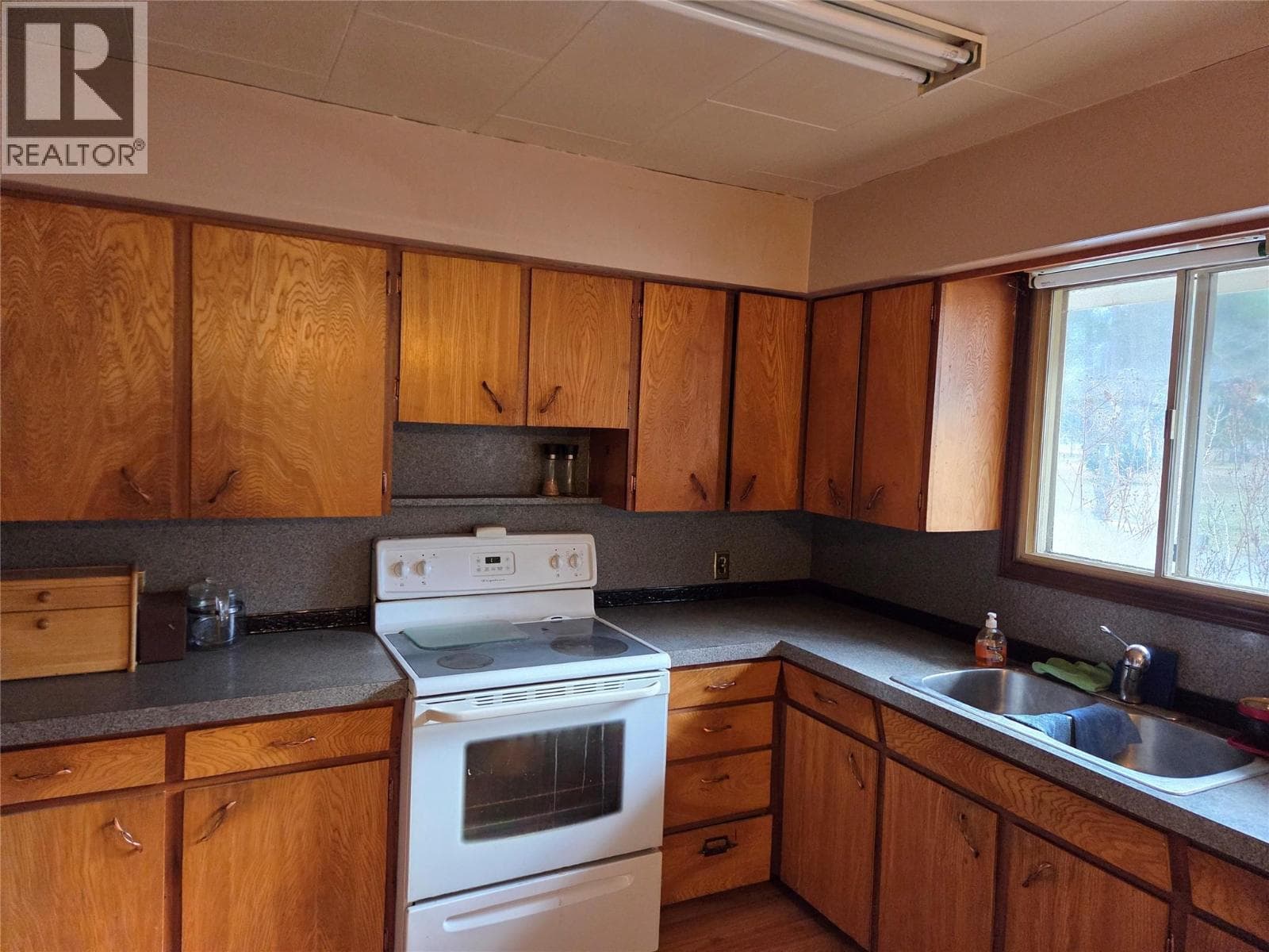 512 12th Avenue, Interior REALTORS® — photo 3