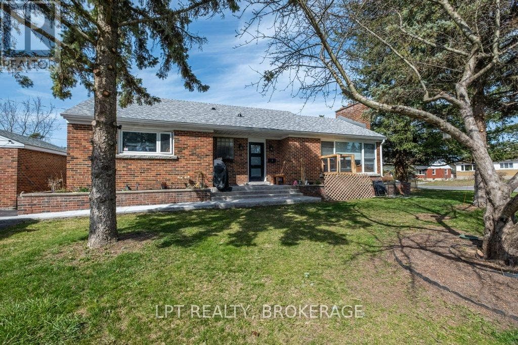 9 ELIZABETH AVENUE in Strathcona Park