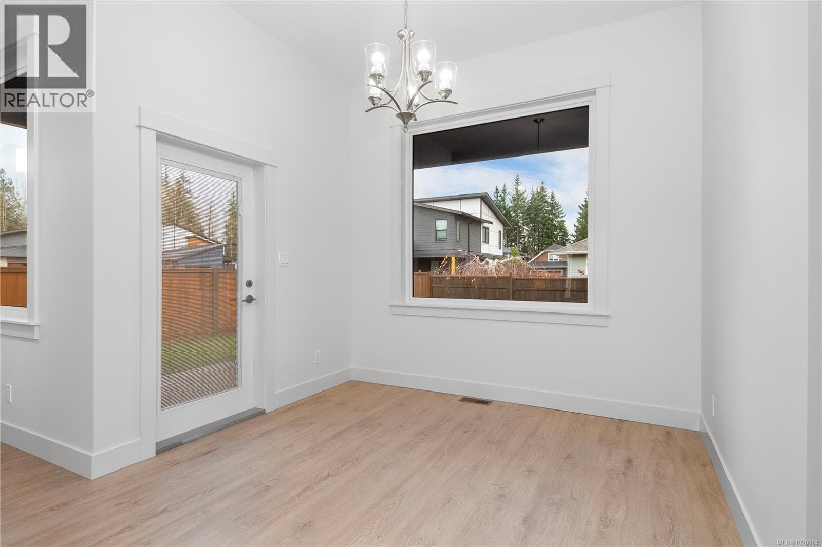778 Sitka St, Vancouver Island — photo 2