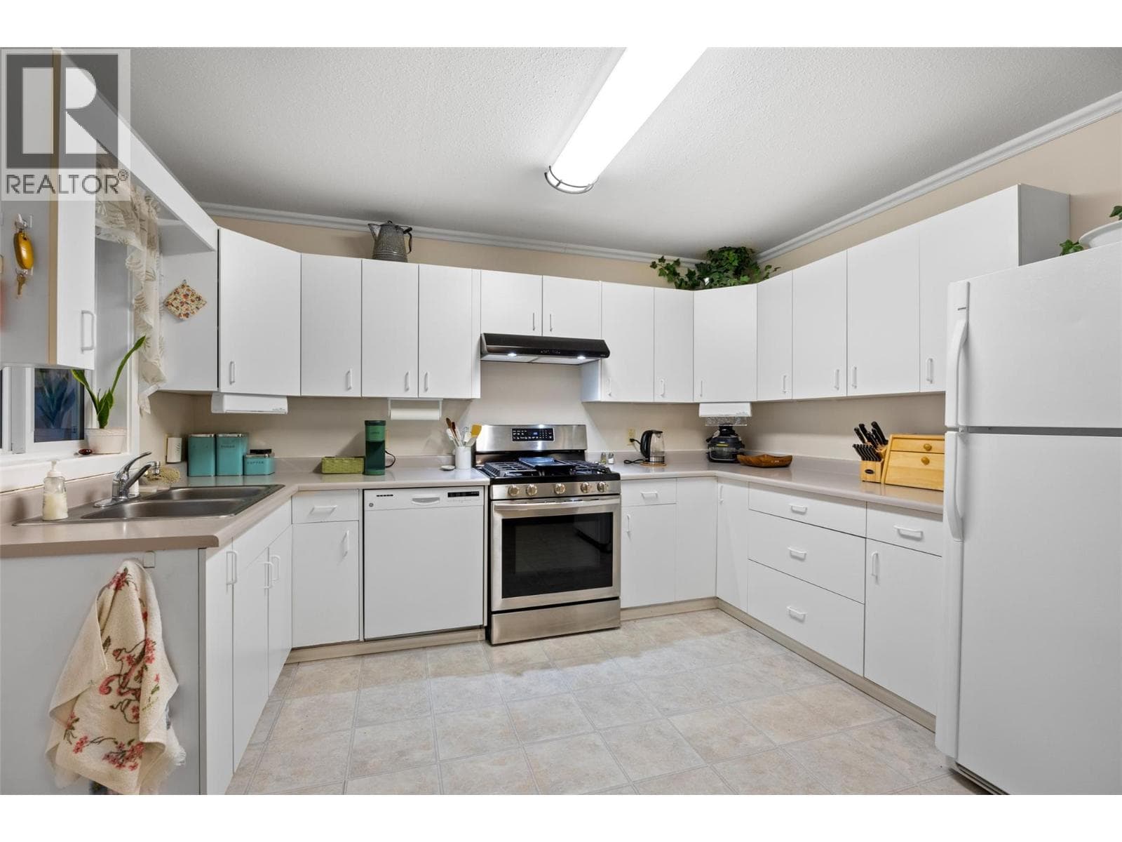 1110 Second Avenue, Interior REALTORS® — photo 5
