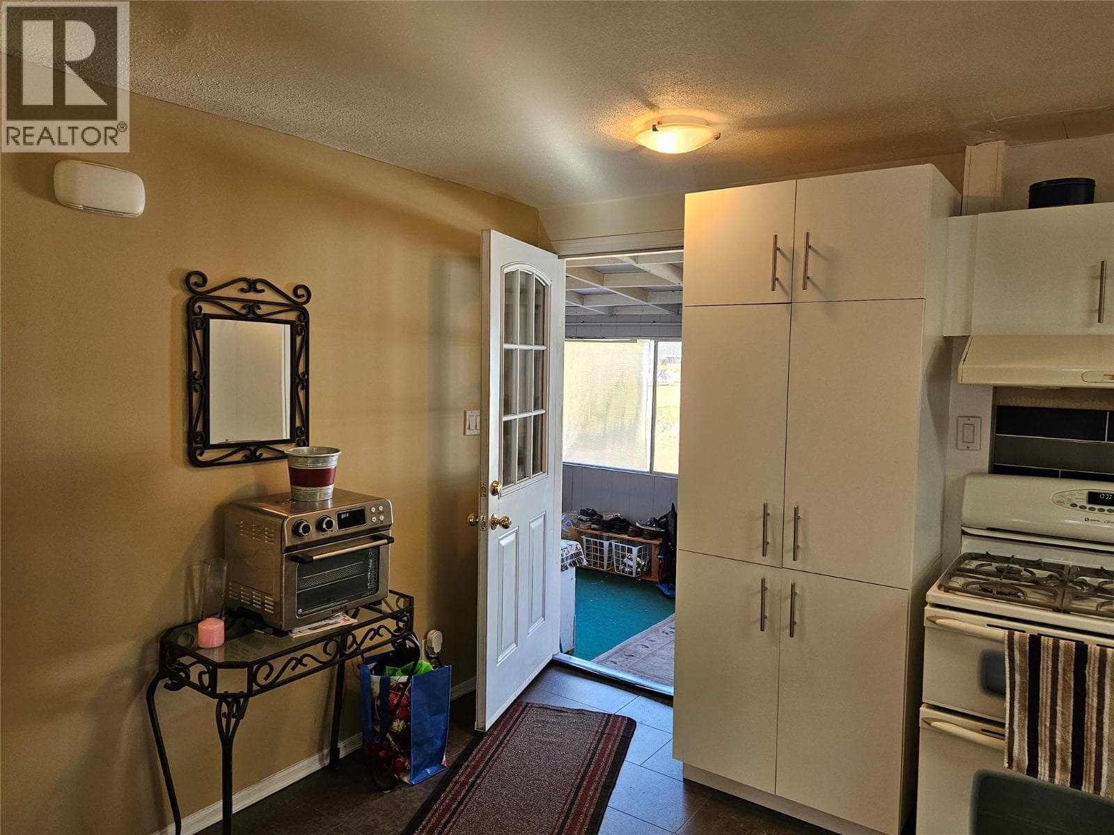 620 12TH AVENUE, Interior REALTORS® — photo 3