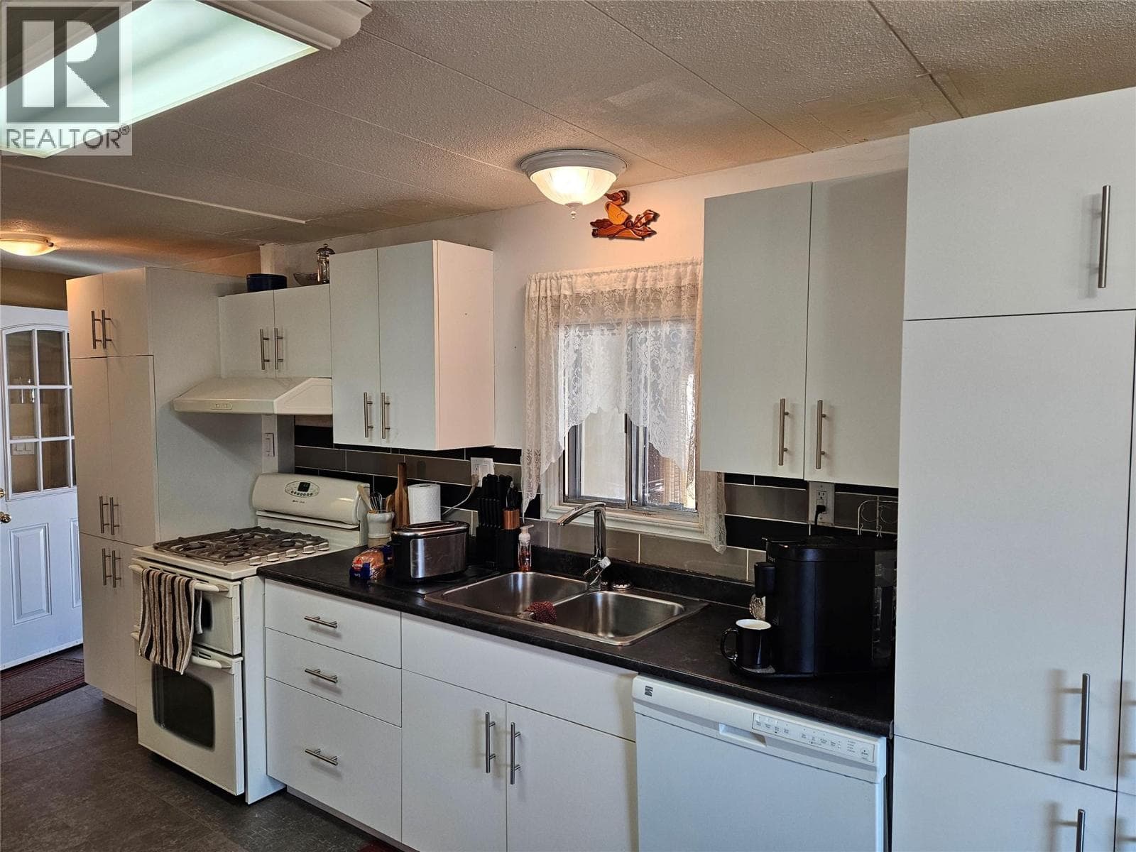 620 12TH AVENUE, Interior REALTORS® — photo 4