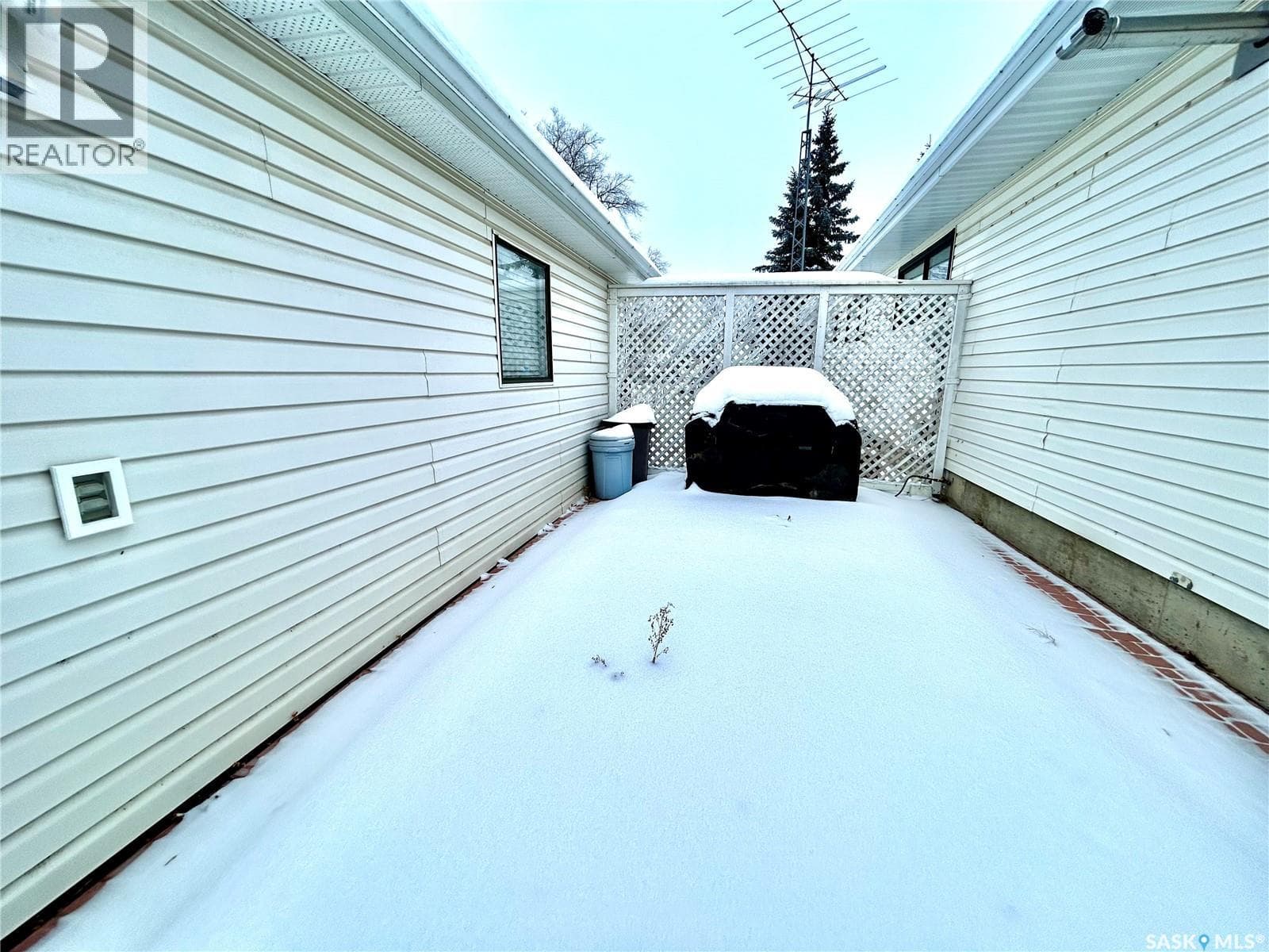 700 9th AVENUE W — photo 4
