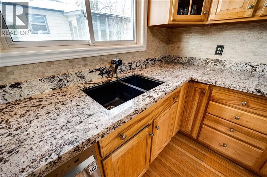 133 BURWELL STREET, Brantford — photo 5