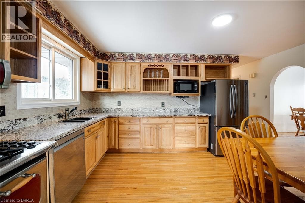 133 BURWELL STREET, Brantford — photo 2
