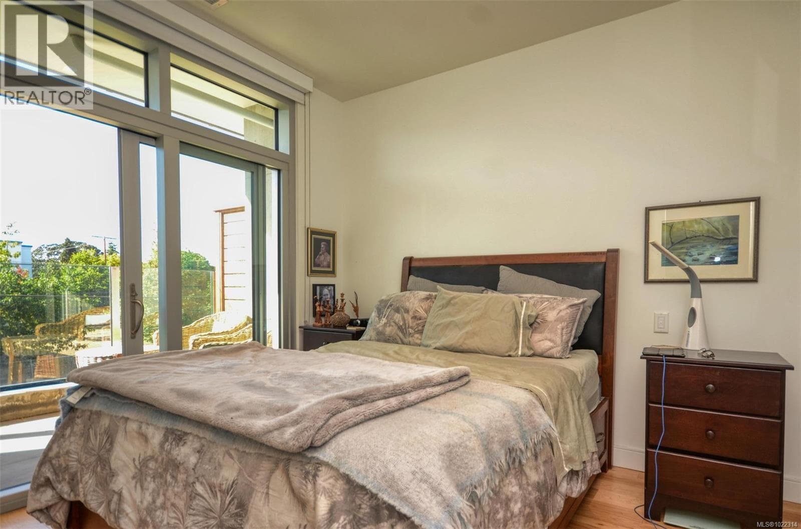 203 916 LYALL STREET in 