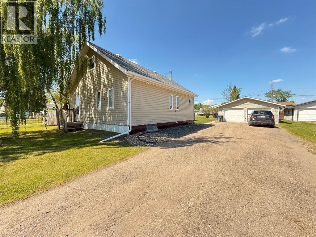 402 2 STREET WEST, Lloydminster — photo 2