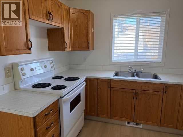 B, 5915 52 Avenue, Red Deer (Central Alberta) — photo 3