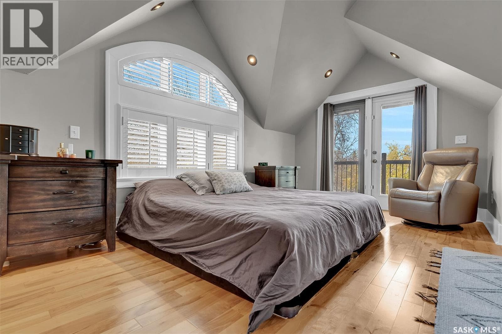 2736 REGINA AVENUE in Lakeview