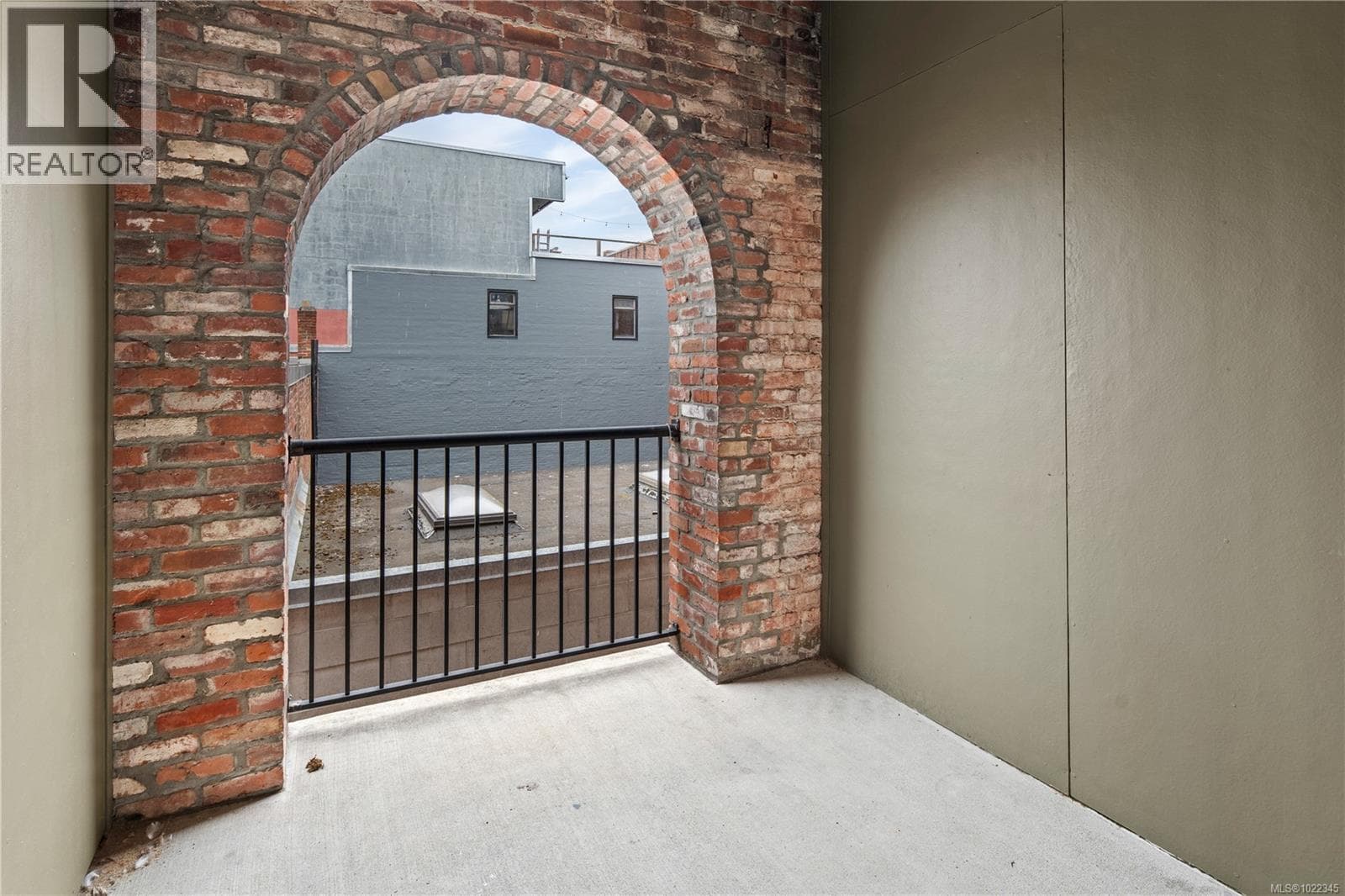 204 588 PANDORA AVENUE, Victoria — photo 2