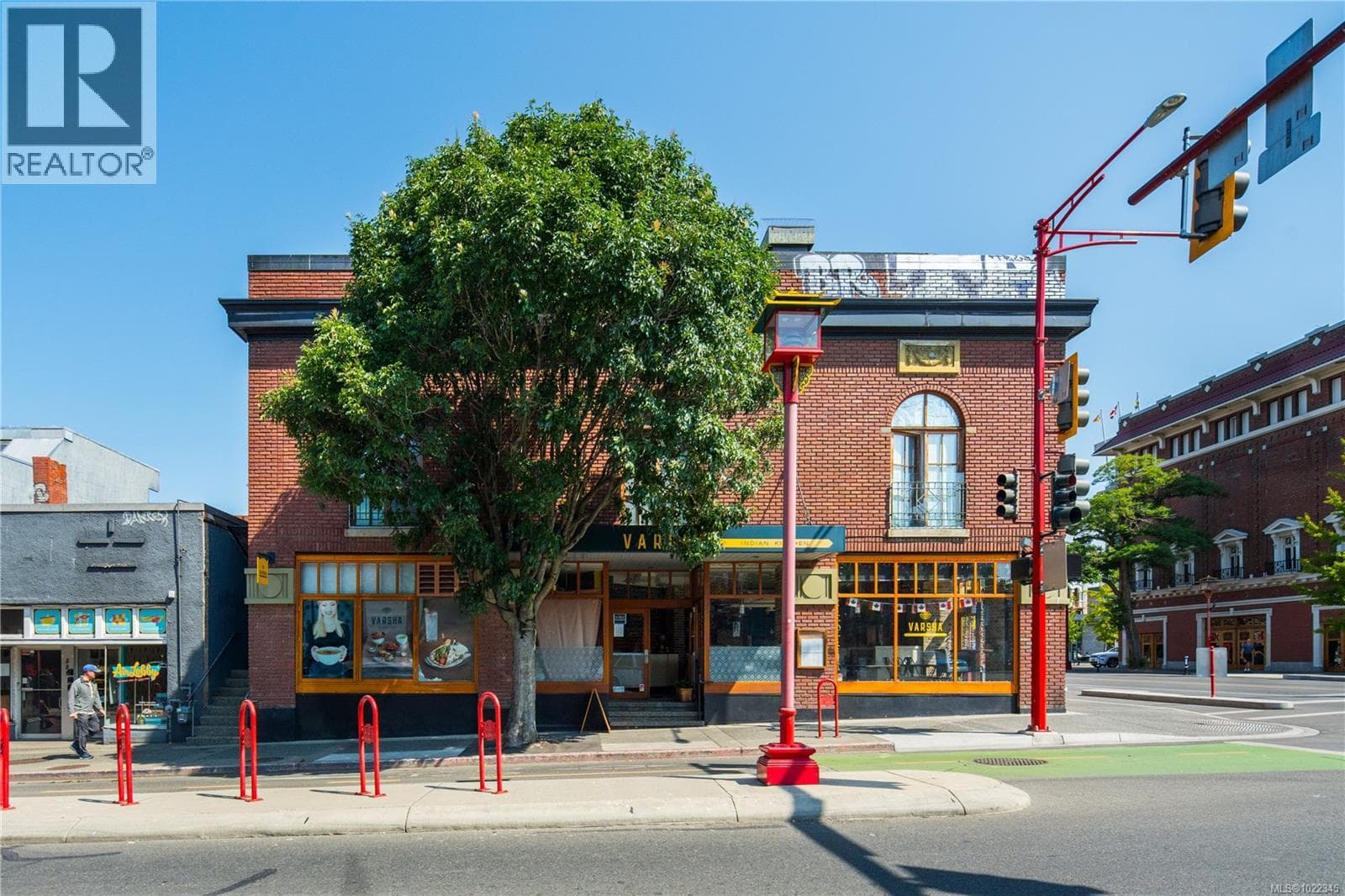 204 588 PANDORA AVENUE, Victoria — photo 2
