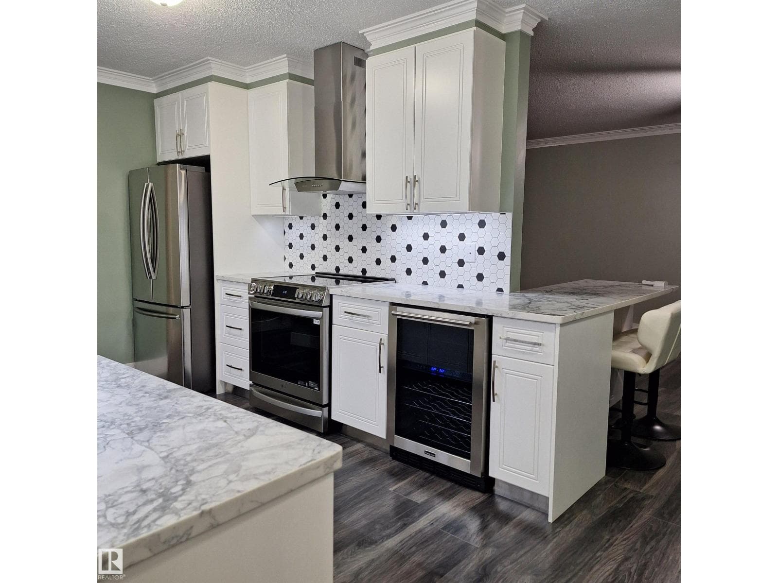 893 BIRCH AVENUE — photo 4