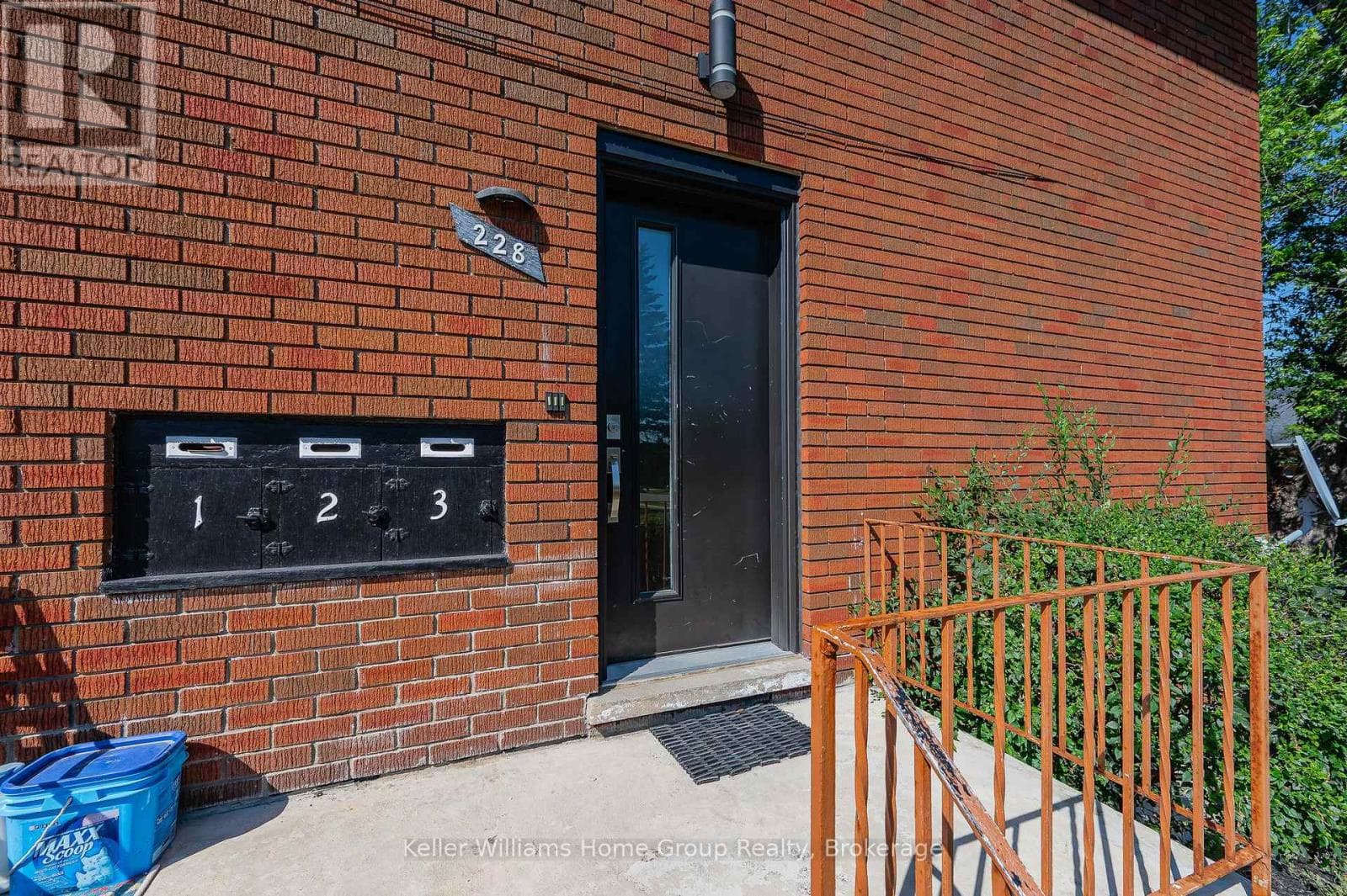228 CONNAUGHT STREET — photo 4
