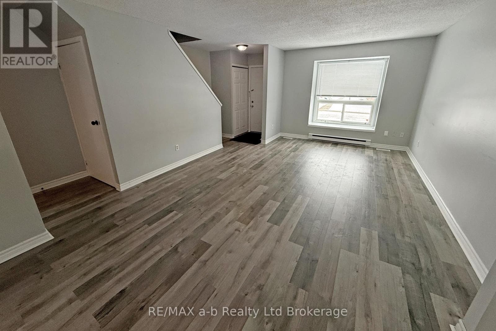 3 388 SPRINGBANK AVENUE NORTH — photo 3