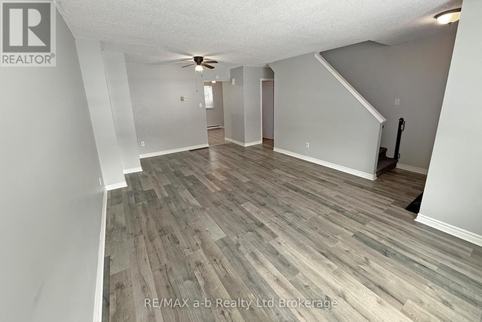3 388 SPRINGBANK AVENUE NORTH — photo 4