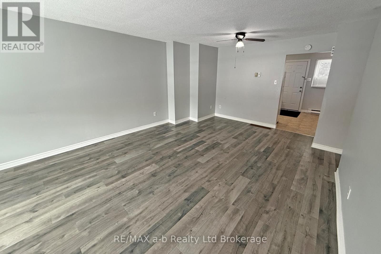 3 388 SPRINGBANK AVENUE NORTH — photo 5