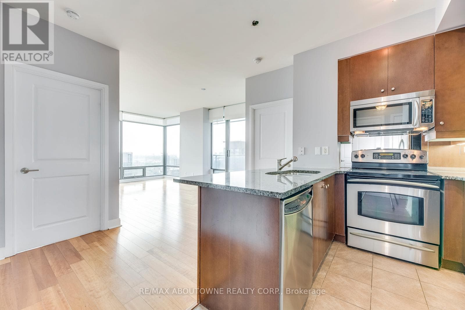 3204 - 18 YORKVILLE AVENUE — photo 4