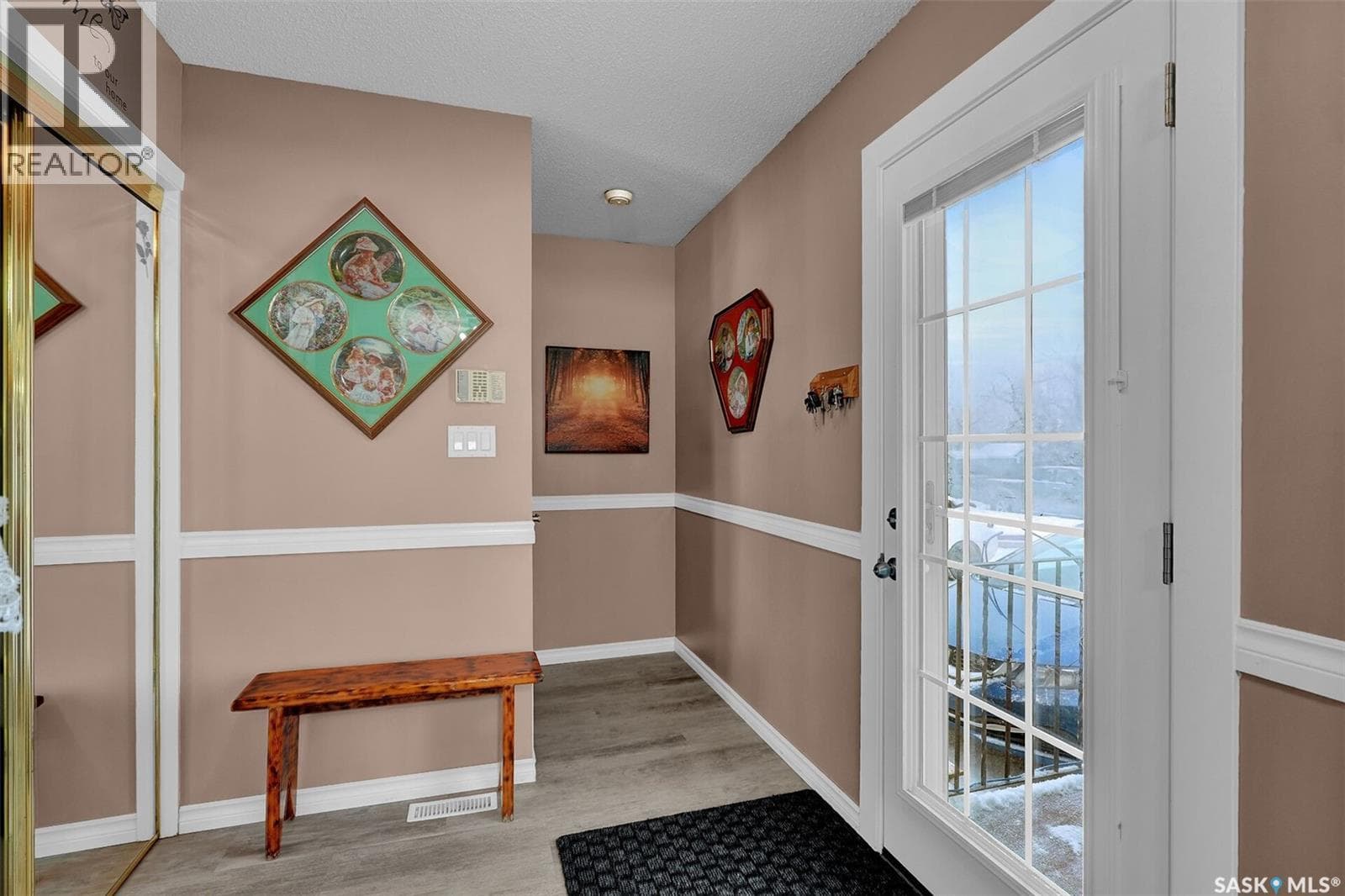 1124 COURTNEY STREET — photo 3