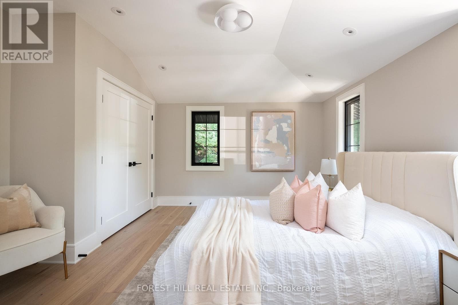 52 ROXBOROUGH DRIVE in Rosedale-Moore Park
