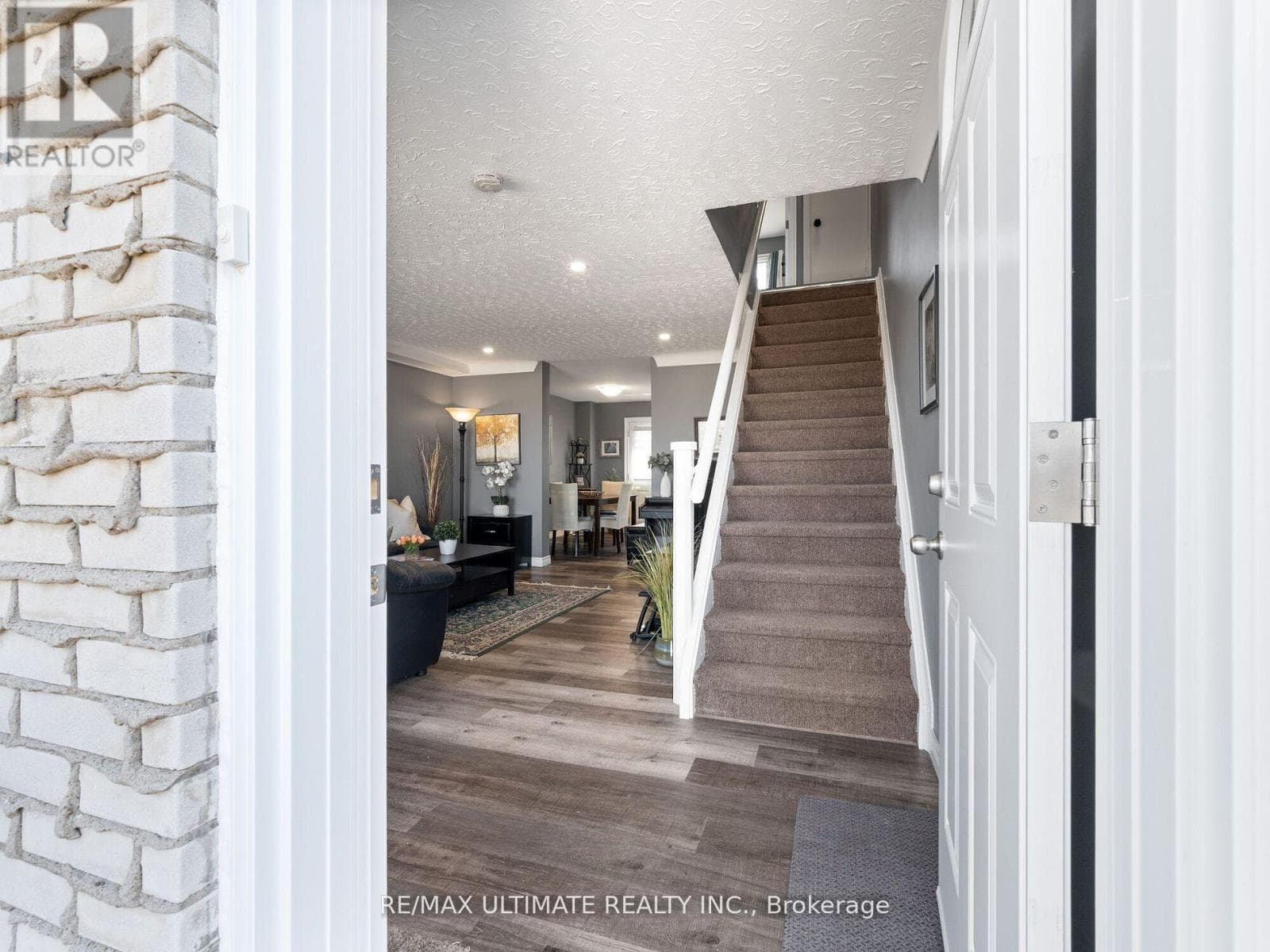 3 - 252 BERTIE STREET — photo 2