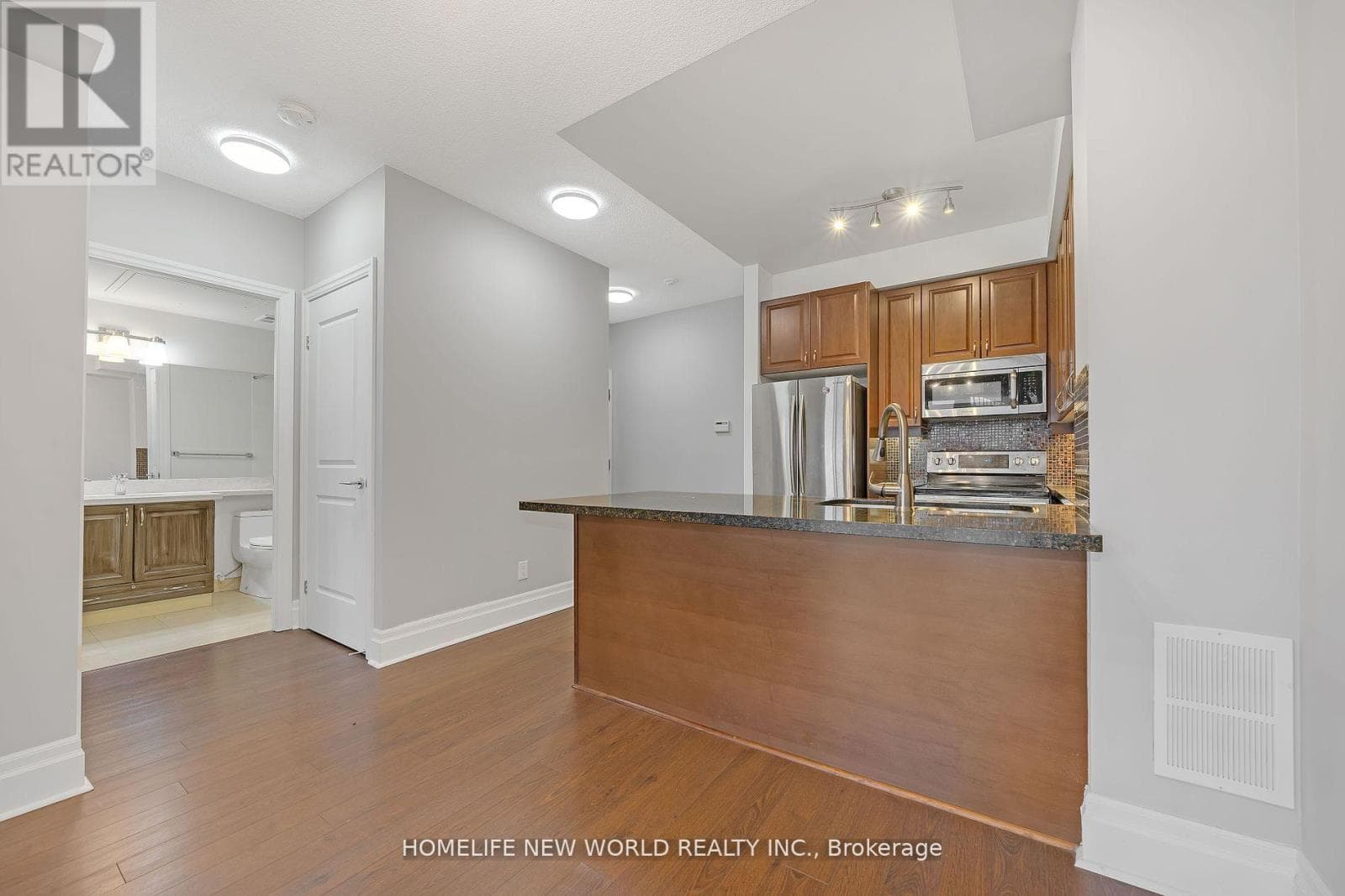 201 - 151 UPPER DUKE CRESCENT, Toronto — photo 4