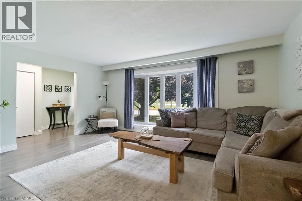 8 SANDY ROW, Brantford — photo 3
