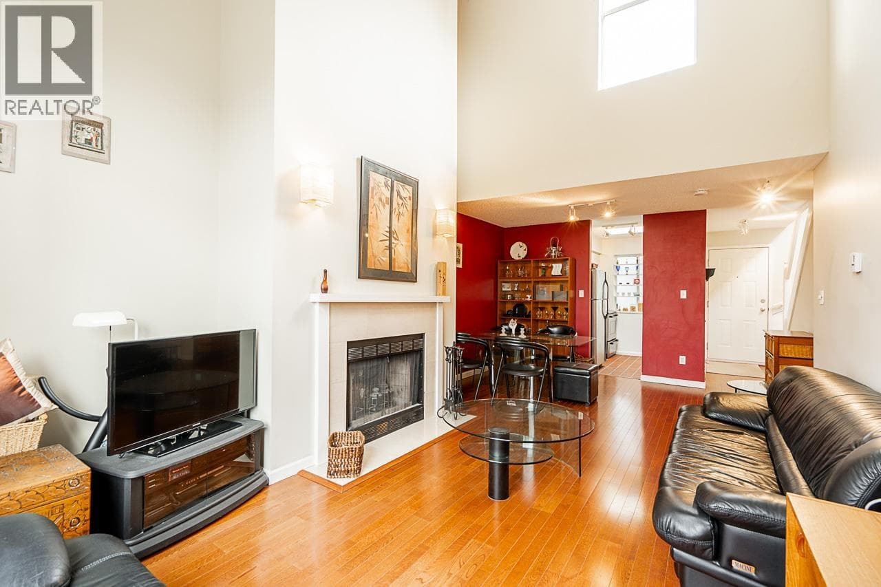 304 592 W 16TH AVENUE in South Cambie