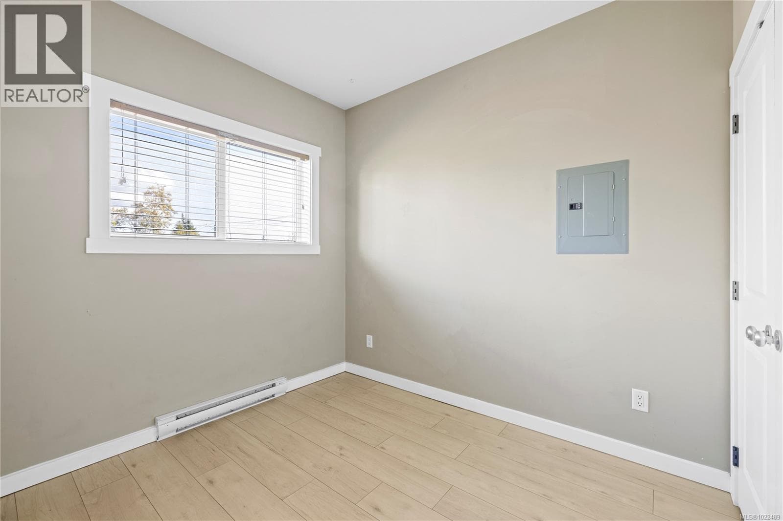 102 582 Rosehill St, Vancouver Island — photo 3