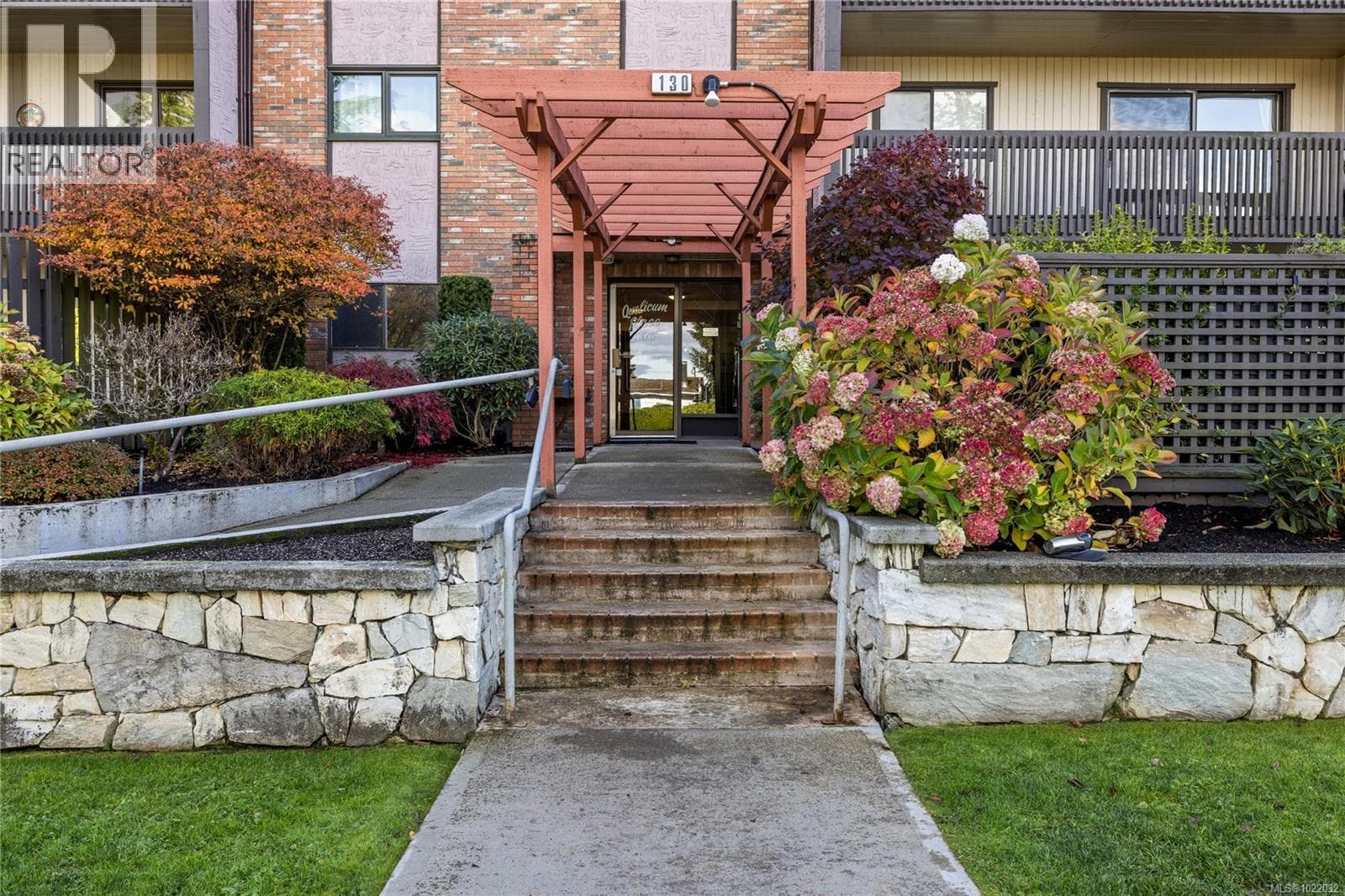 202 130 Sunningdale Rd E in 