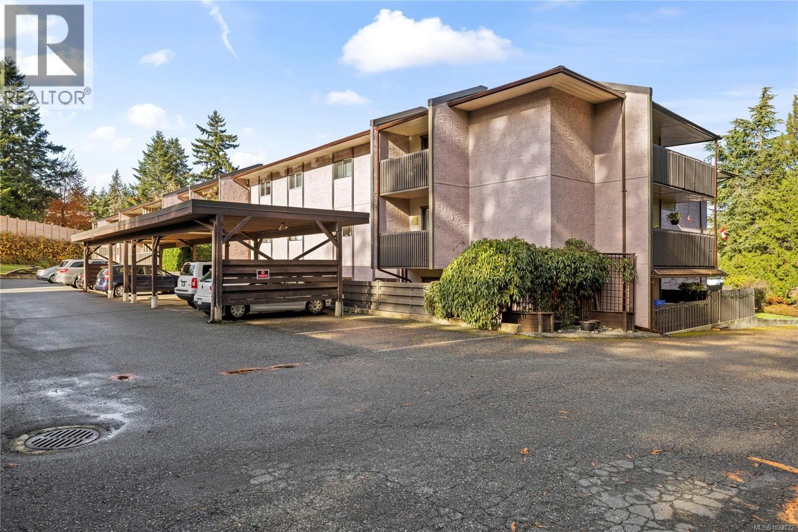 202 130 Sunningdale Rd E, Vancouver Island — photo 2