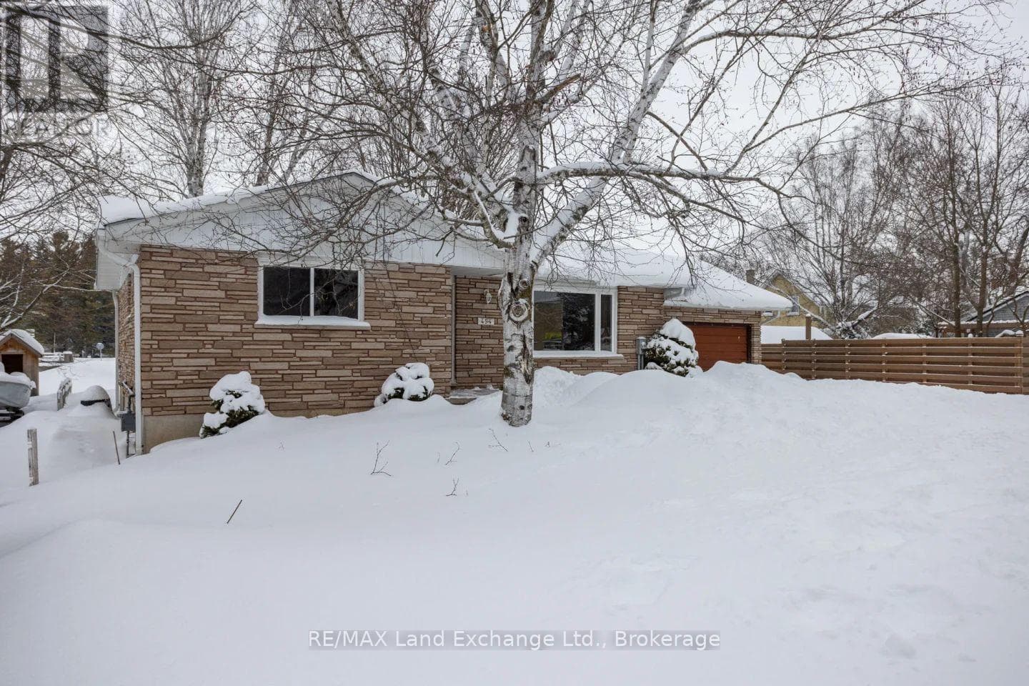 454 VICTORIA STREET NORTH — photo 2