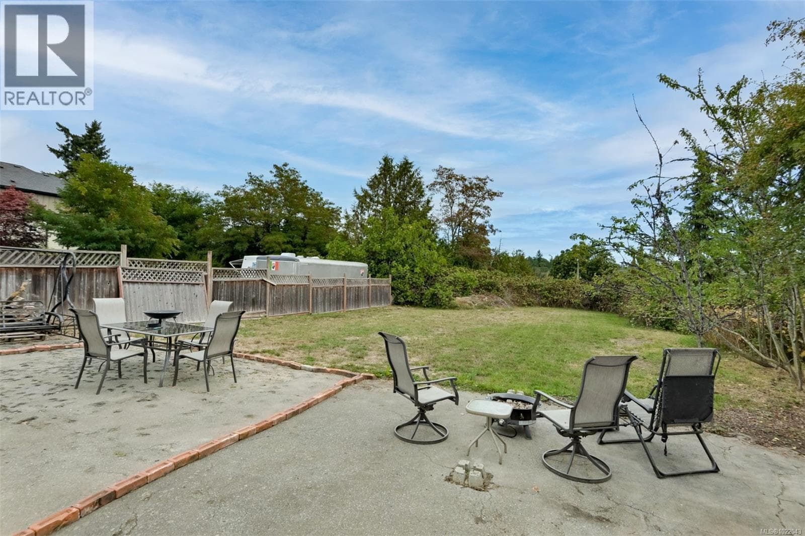 3883 DOUGLAS STREET, Victoria — photo 3