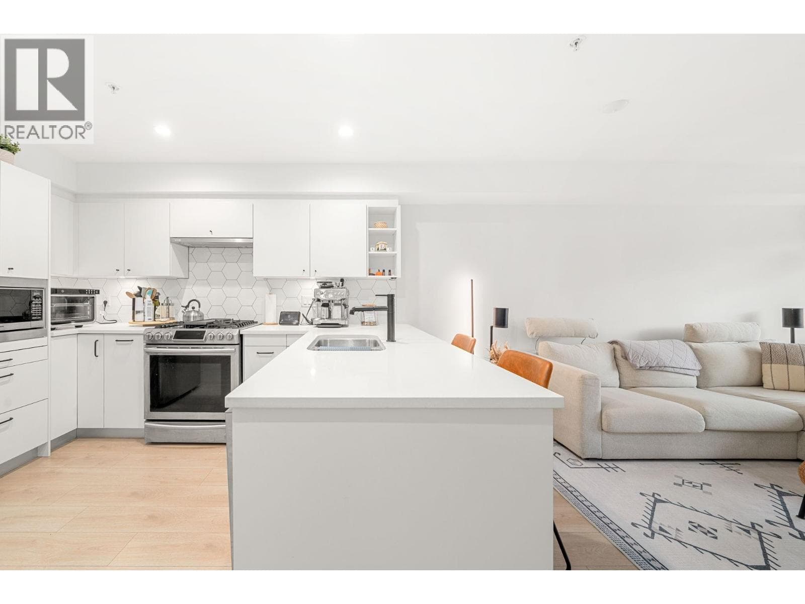 402 1519 CROWN STREET in Lower Lynn