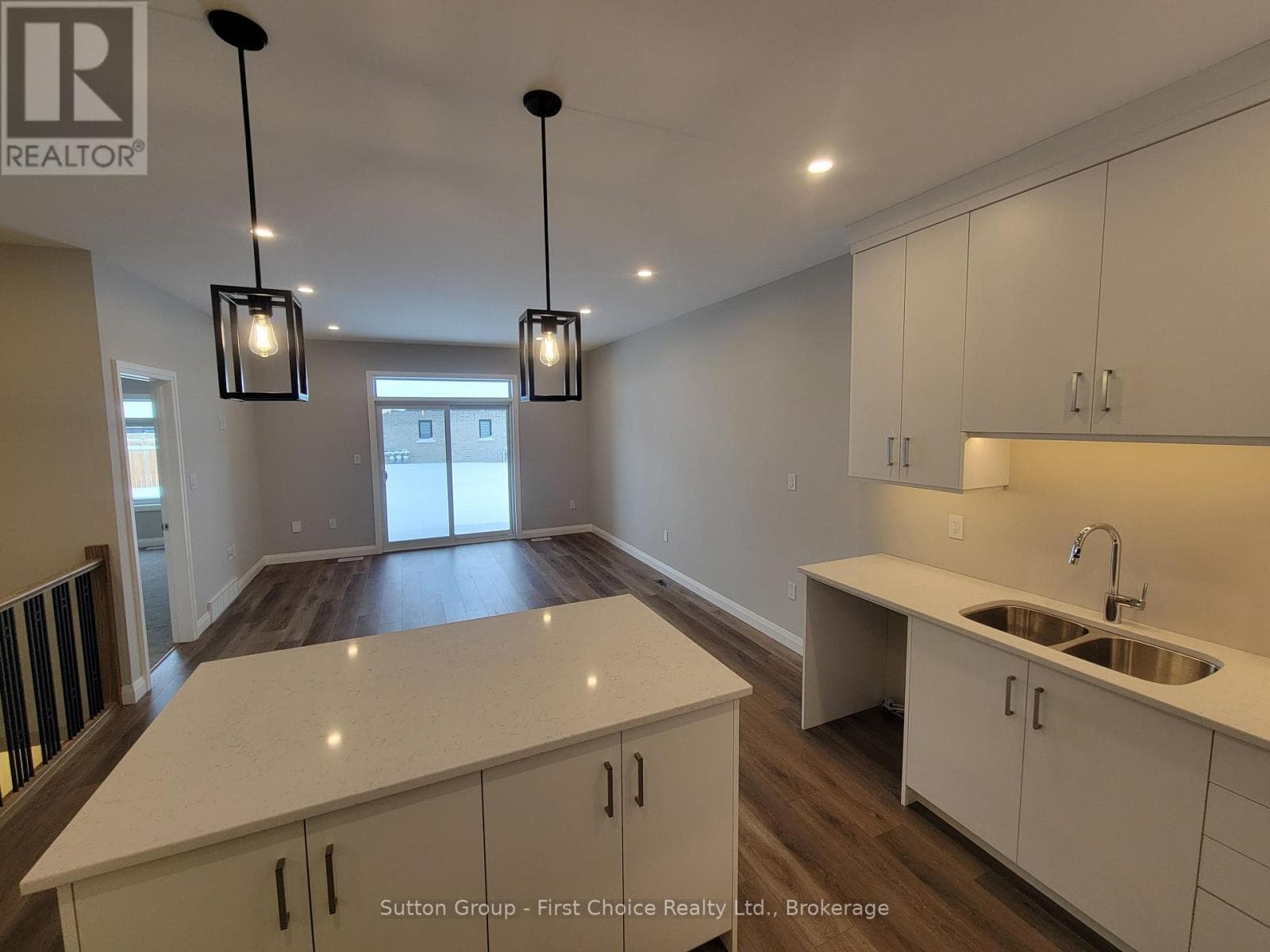 119 ROWE AVENUE — photo 4