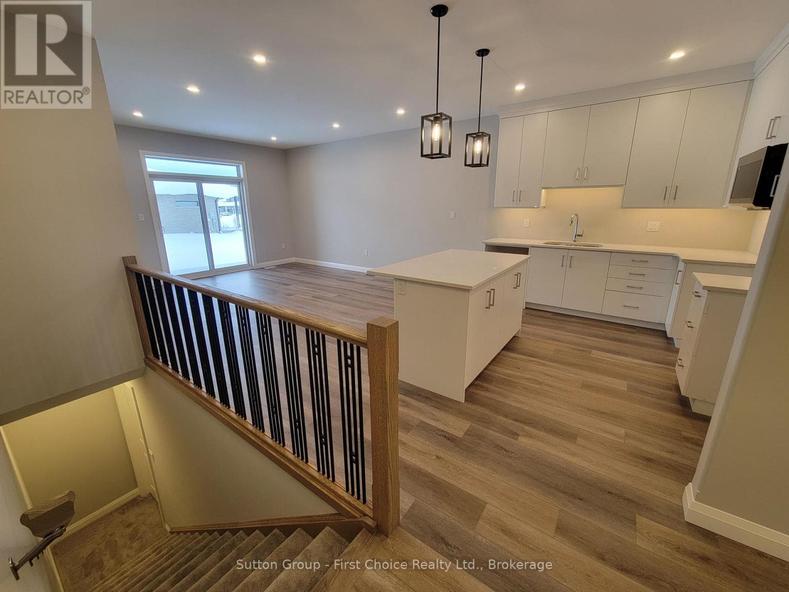 119 ROWE AVENUE — photo 3