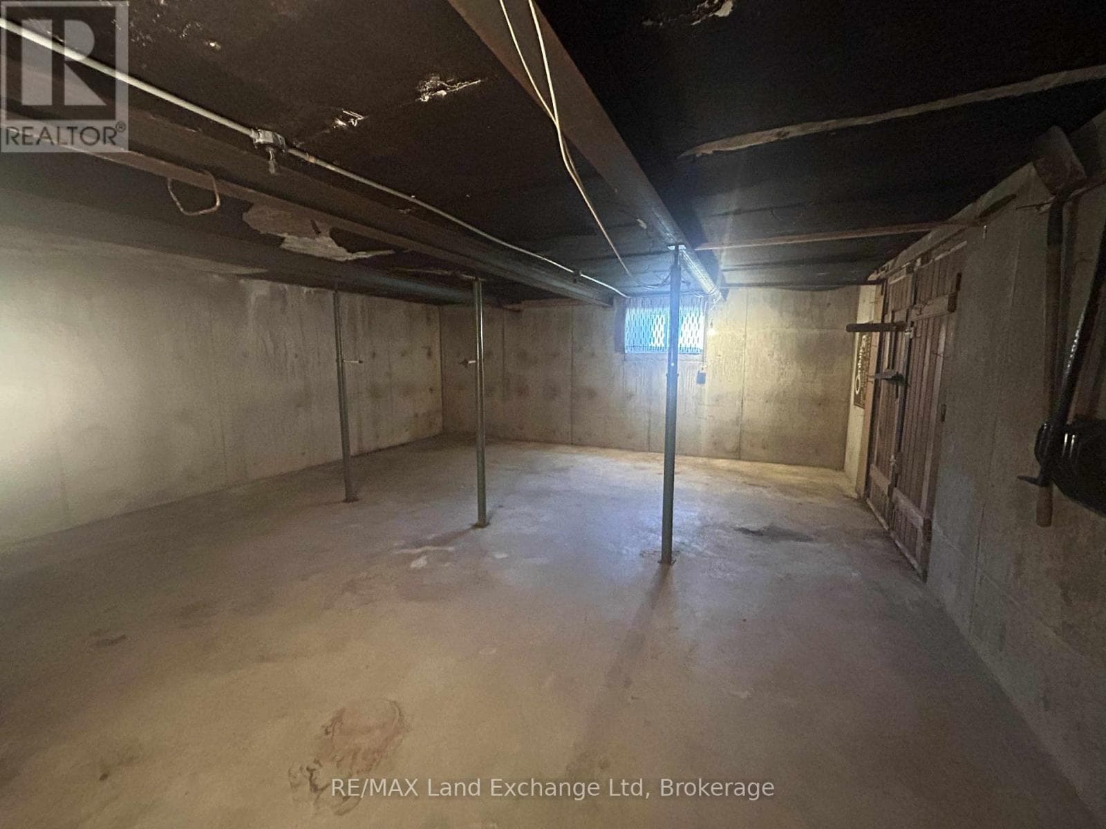 38 HILLCREST STREET WEST — photo 3