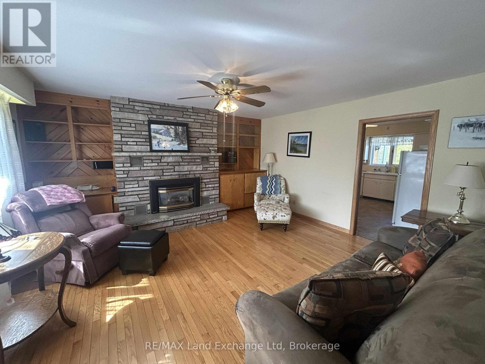 38 HILLCREST STREET WEST — photo 2