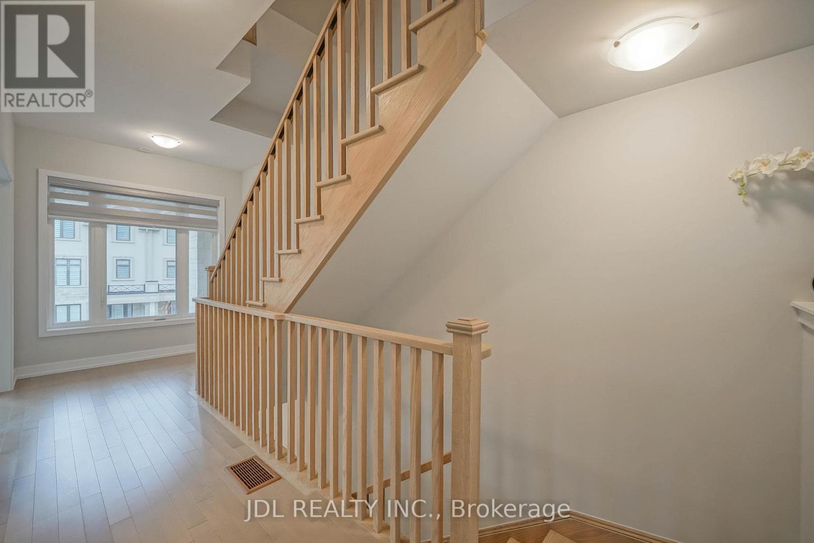32 GUARDHOUSE CRESCENT — photo 2